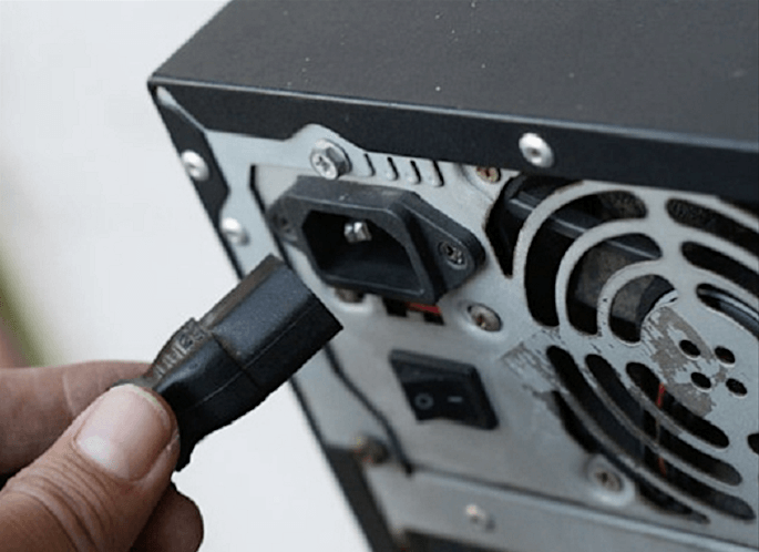 電源ケーブルを抜く