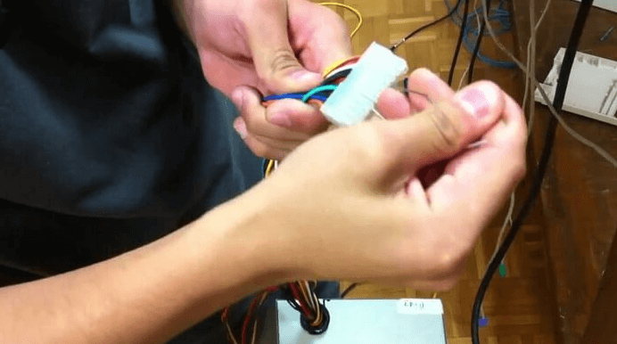 電源ケーブルを確認する