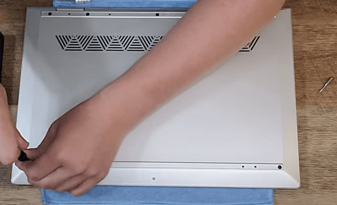 ネジを緩めて取り外す