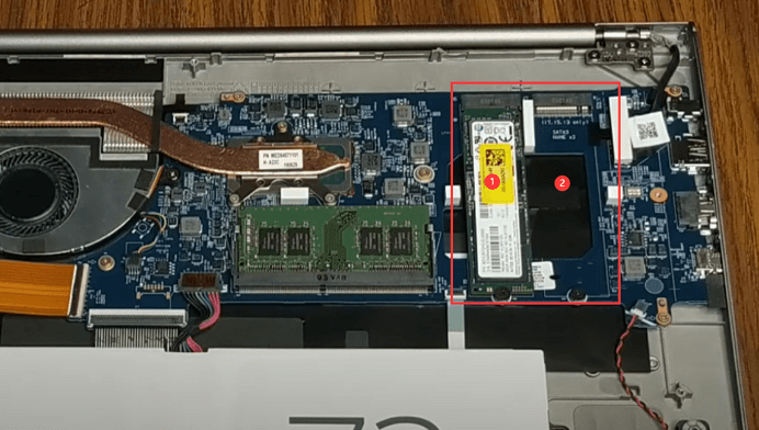 新しいSSDを挿入する