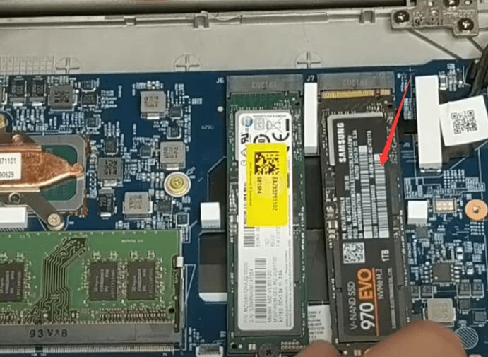 ネジを再び取り付ける