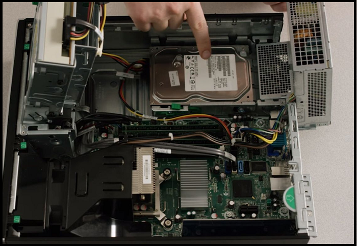 新しいドライブを慎重に取り付ける