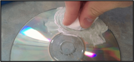 傷のあるディスクを歯磨き粉でクリーニングする