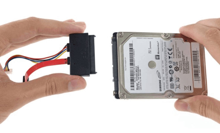 ATA/SATAケーブルと電源ケーブルのあるパソコンケースを取り外します。