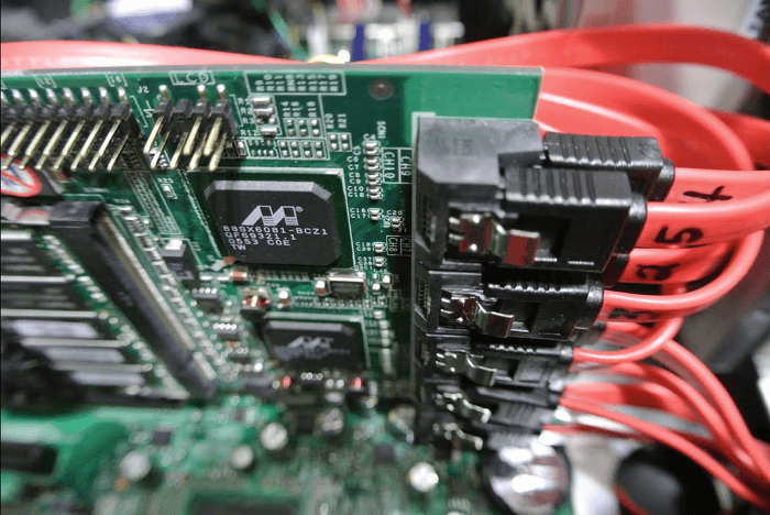 RAIDコントローラにハード ドライブを挿入します。