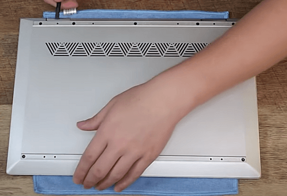 カバーを取り外す