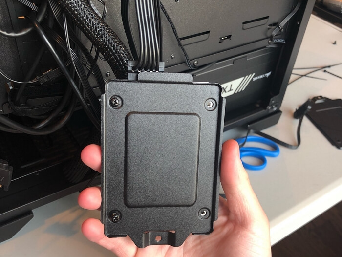 2.5インチのSSDの設置