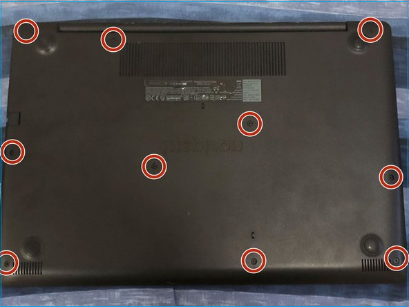 アクセスパネルからすべてのネジを外す