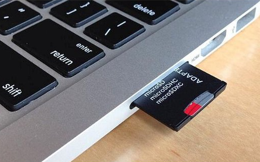 SDカードリーダーをPCに差し込む