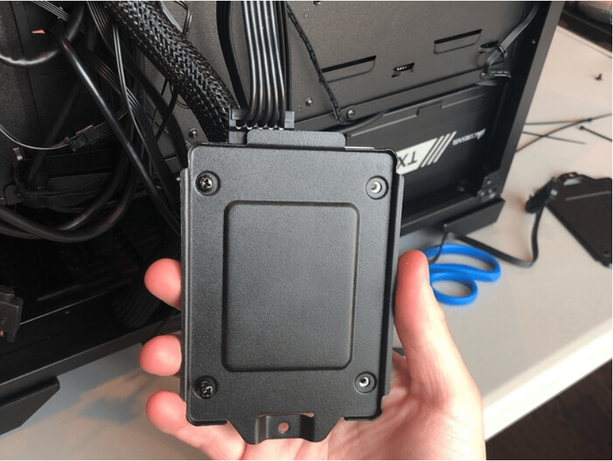 SATA SSDをコンピュータに接続する