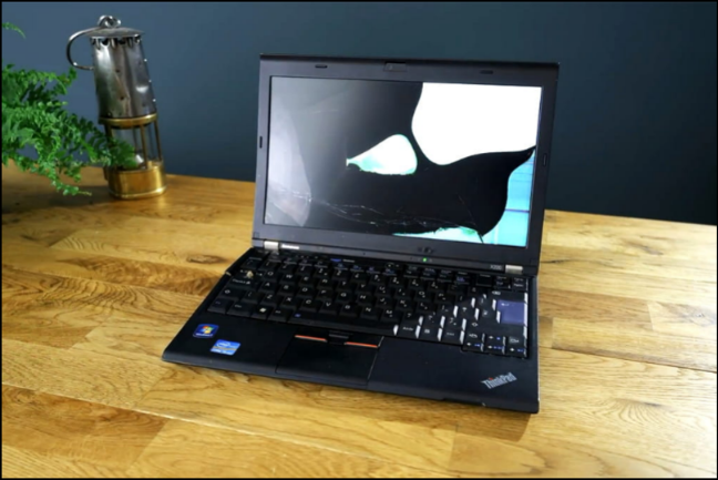 液晶が壊れたラップトップ1