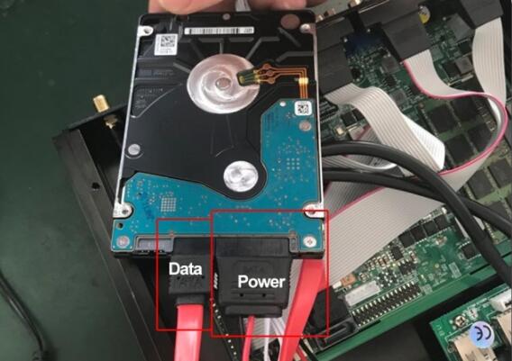 SATAケーブルと電源ケーブルの両方を接続する