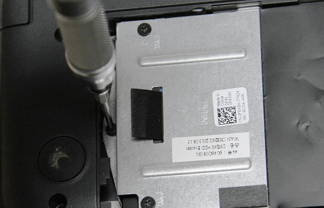 HDD固定用のねじを外す