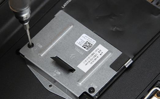 金属製のカバーを外す