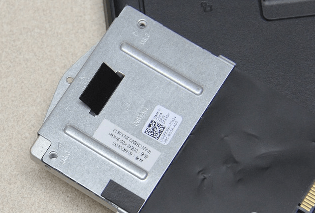 SSDを金属カバー固定